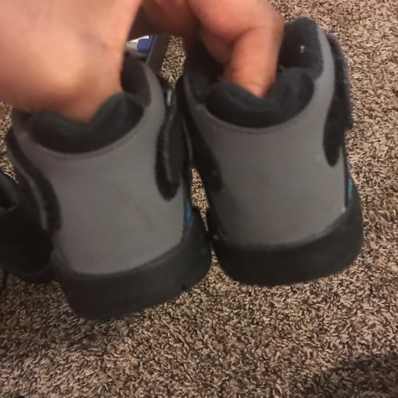 Toddler black Jordan's size 7 - Picture 3 of 4