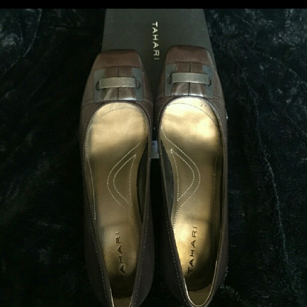 Tahari Brown shoes with low heel