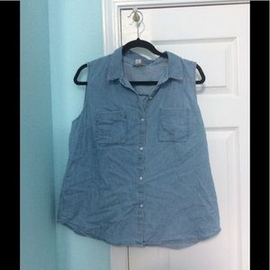 Sleeveless buttoned down shirt