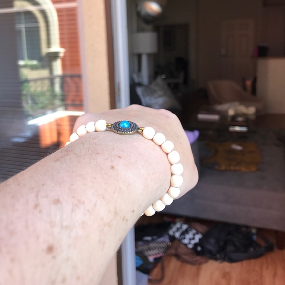 Wood beaded stretch Bracelet - Picture 6 of 8