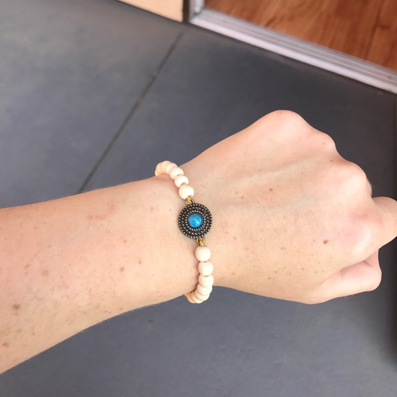 Wood beaded stretch Bracelet - Picture 7 of 8