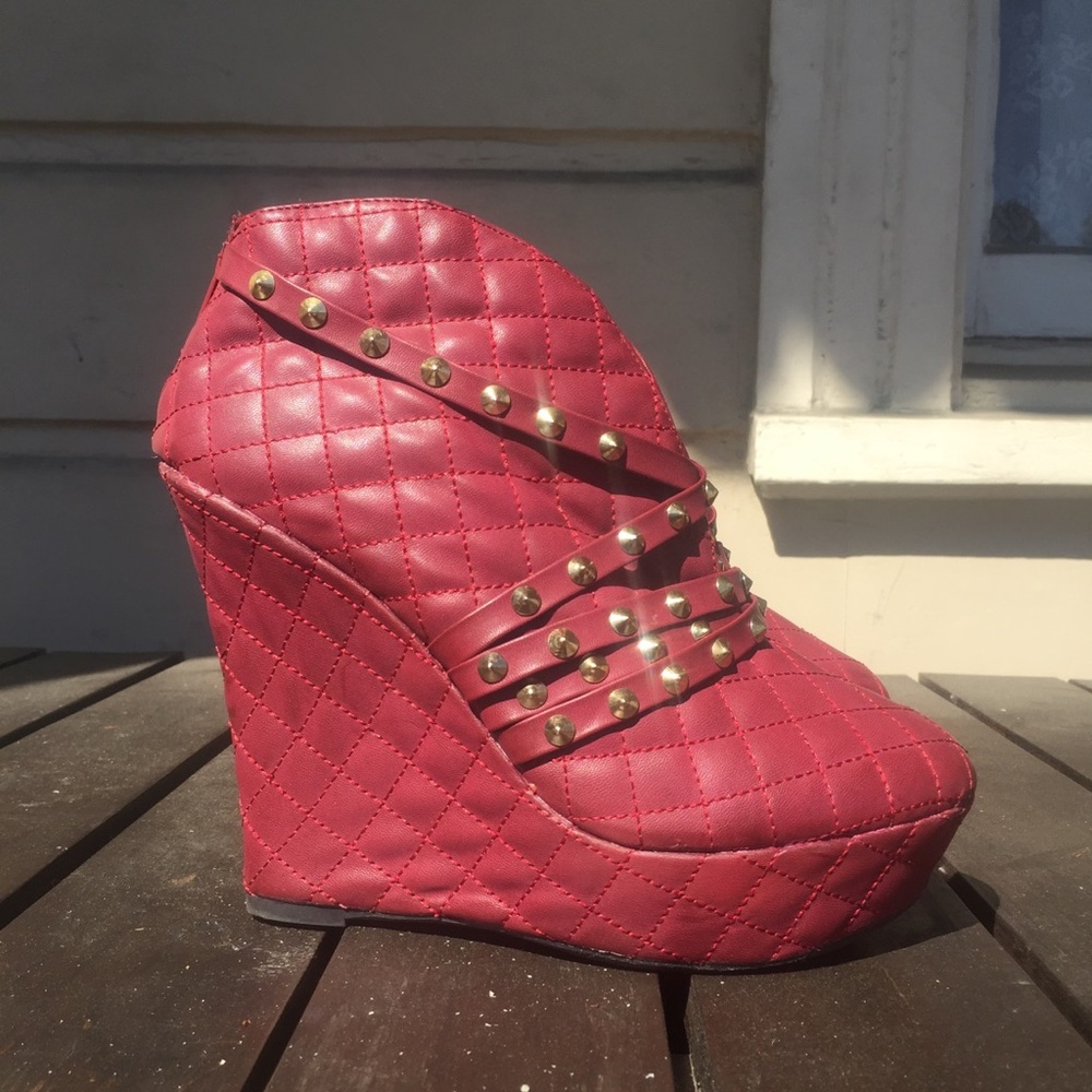 Red leather wedges with studs