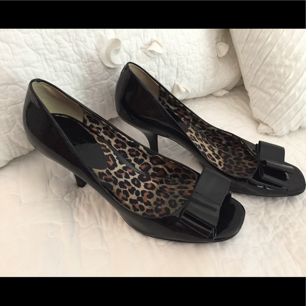 Patent leather peep-toe