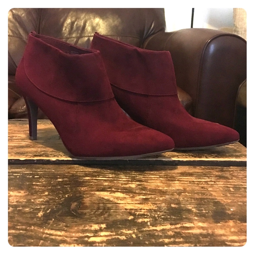 Flirty burgundy Old Navy booties! Offers welcome