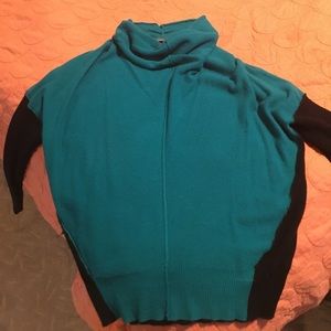 Green and black cashmere little vowel neck sweater