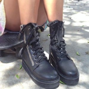 Unif trench boots