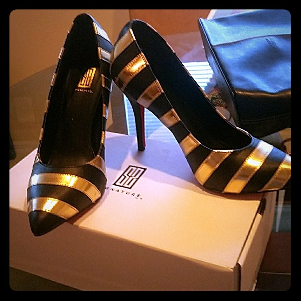 Black and Gold Stripped pumps