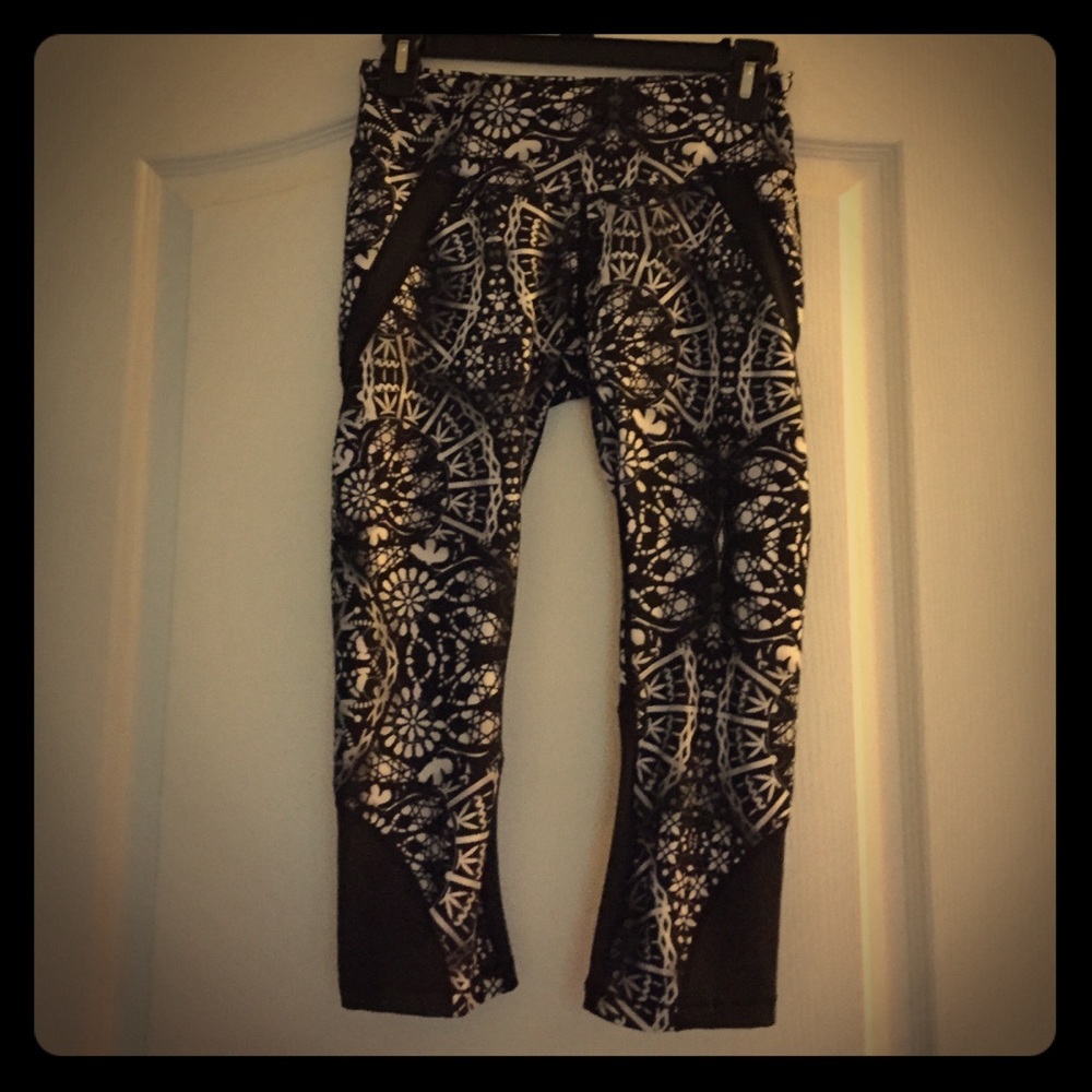 Women's Reebok Workout Blk/White Capris, Sz Small