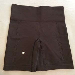 Lululemon Small Hot Short in New Condition!