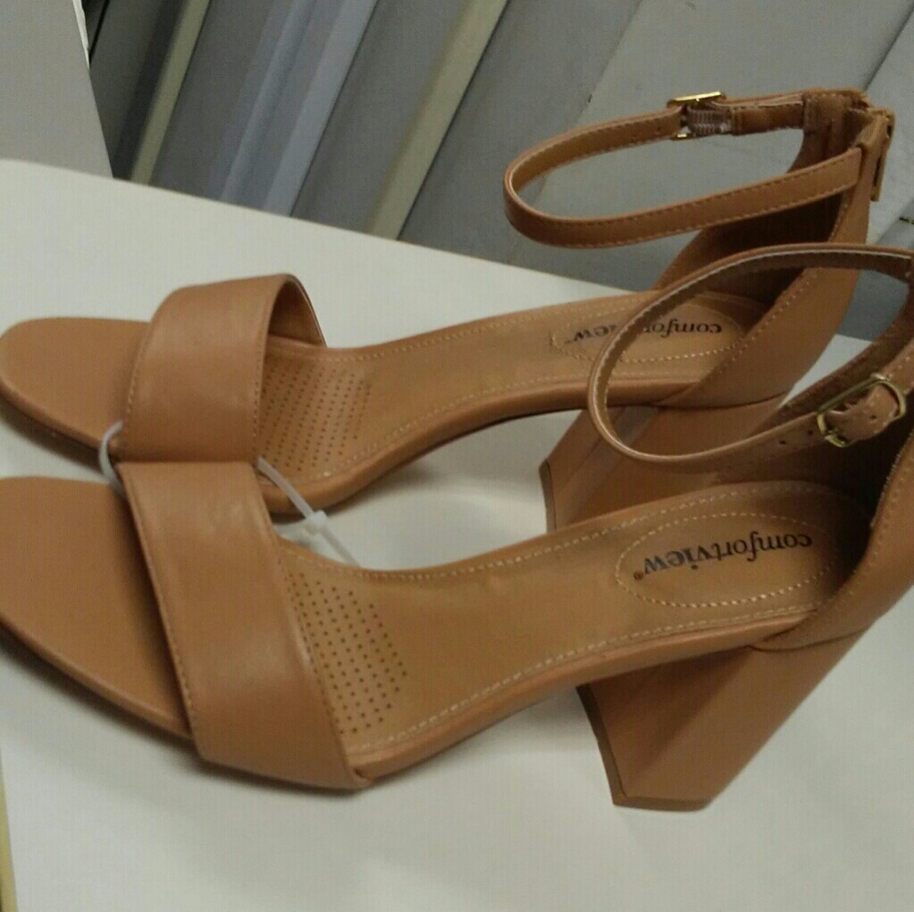 Camel colored heels in Size 10. (Brand new)