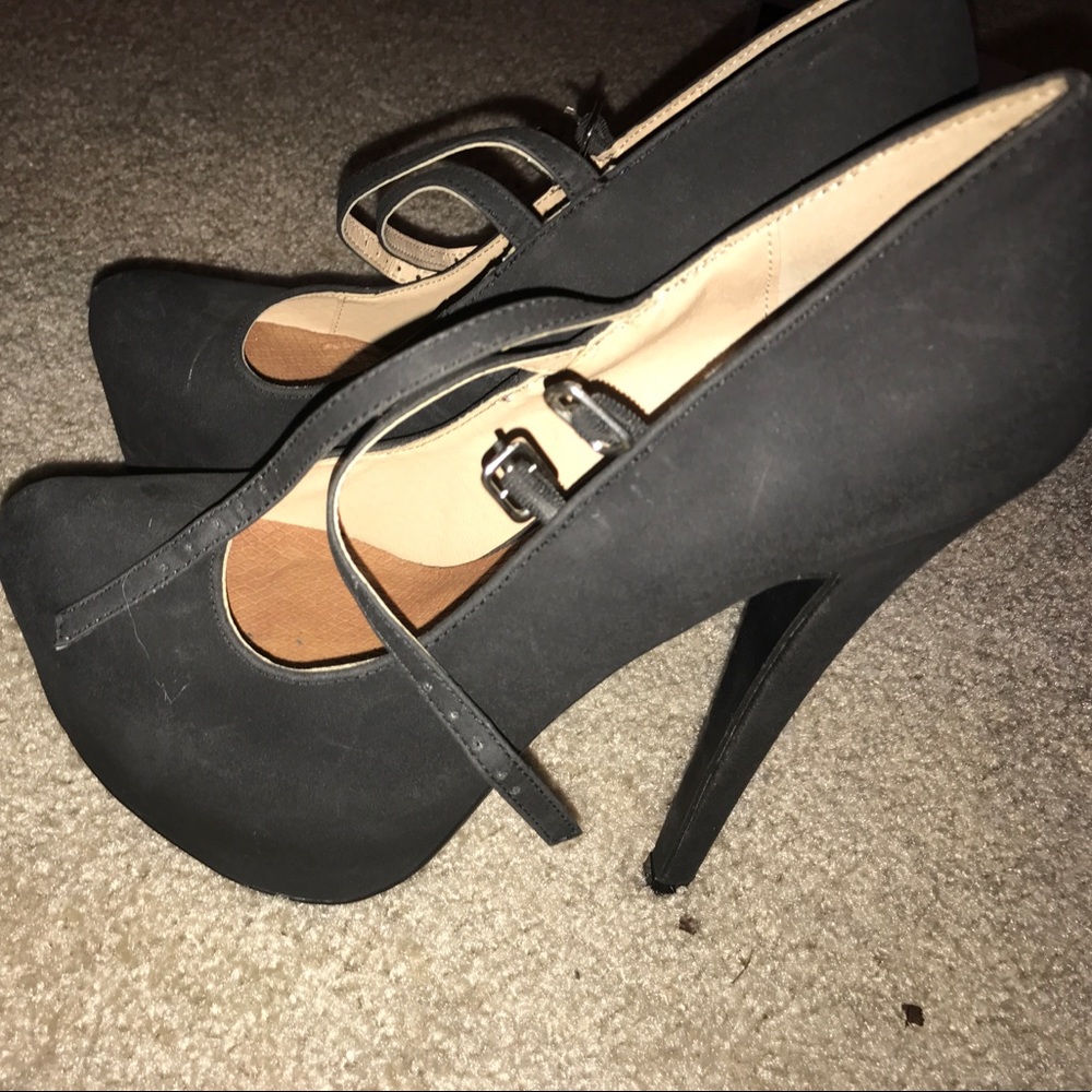 Black pumps