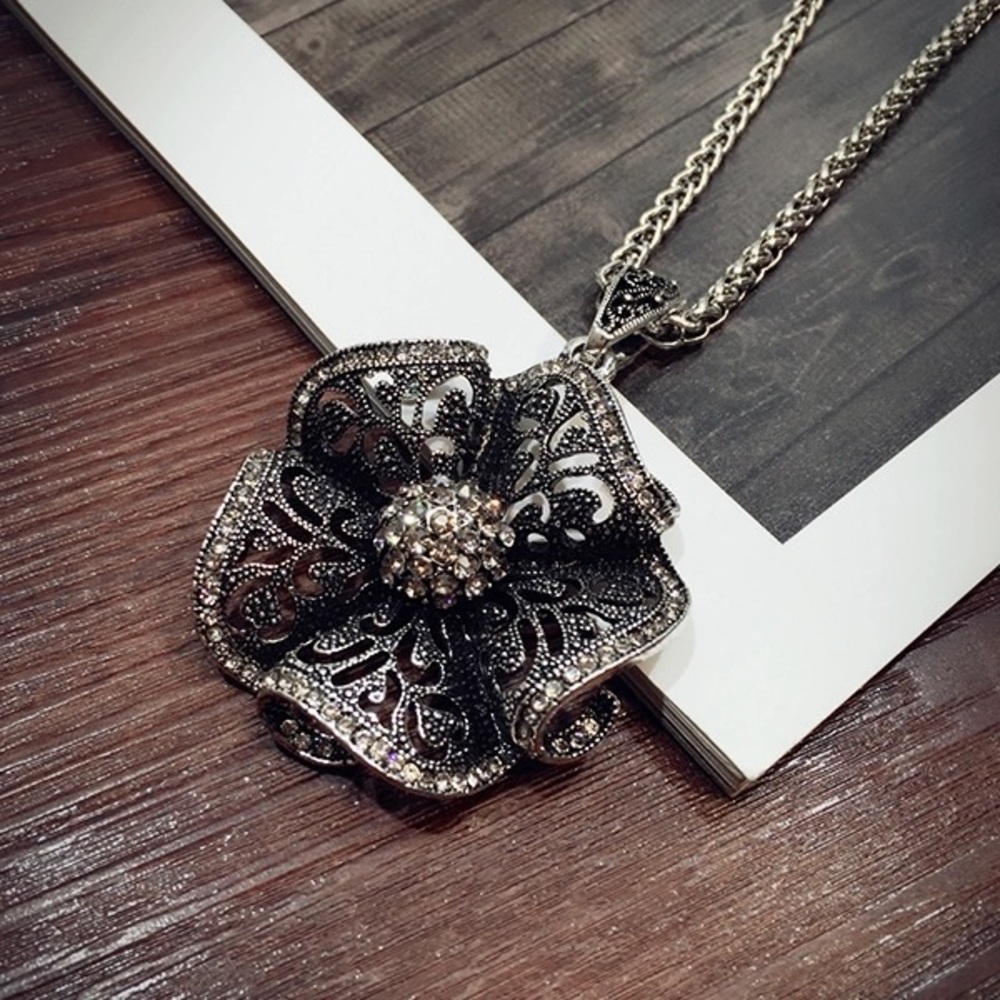 🌟🌟HP 5/20🌟🌟 Sweater chain pendant - Picture 2 of 4
