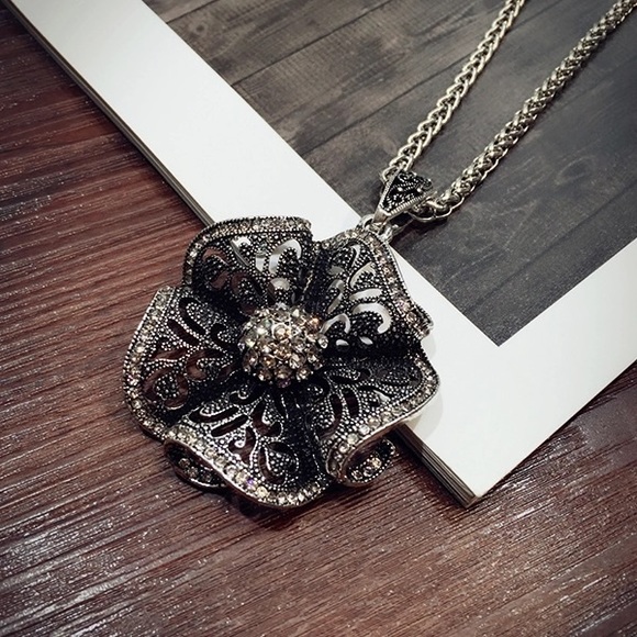 🌟🌟HP 5/20🌟🌟 Sweater chain pendant - Picture 2 of 4