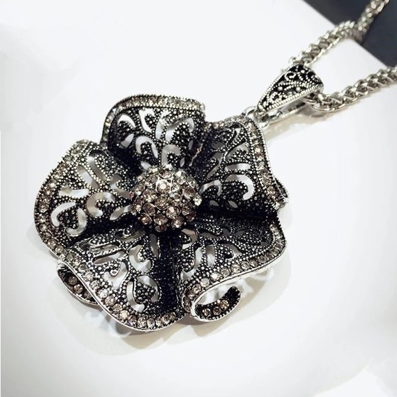 🌟🌟HP 5/20🌟🌟 Sweater chain pendant - Picture 3 of 4