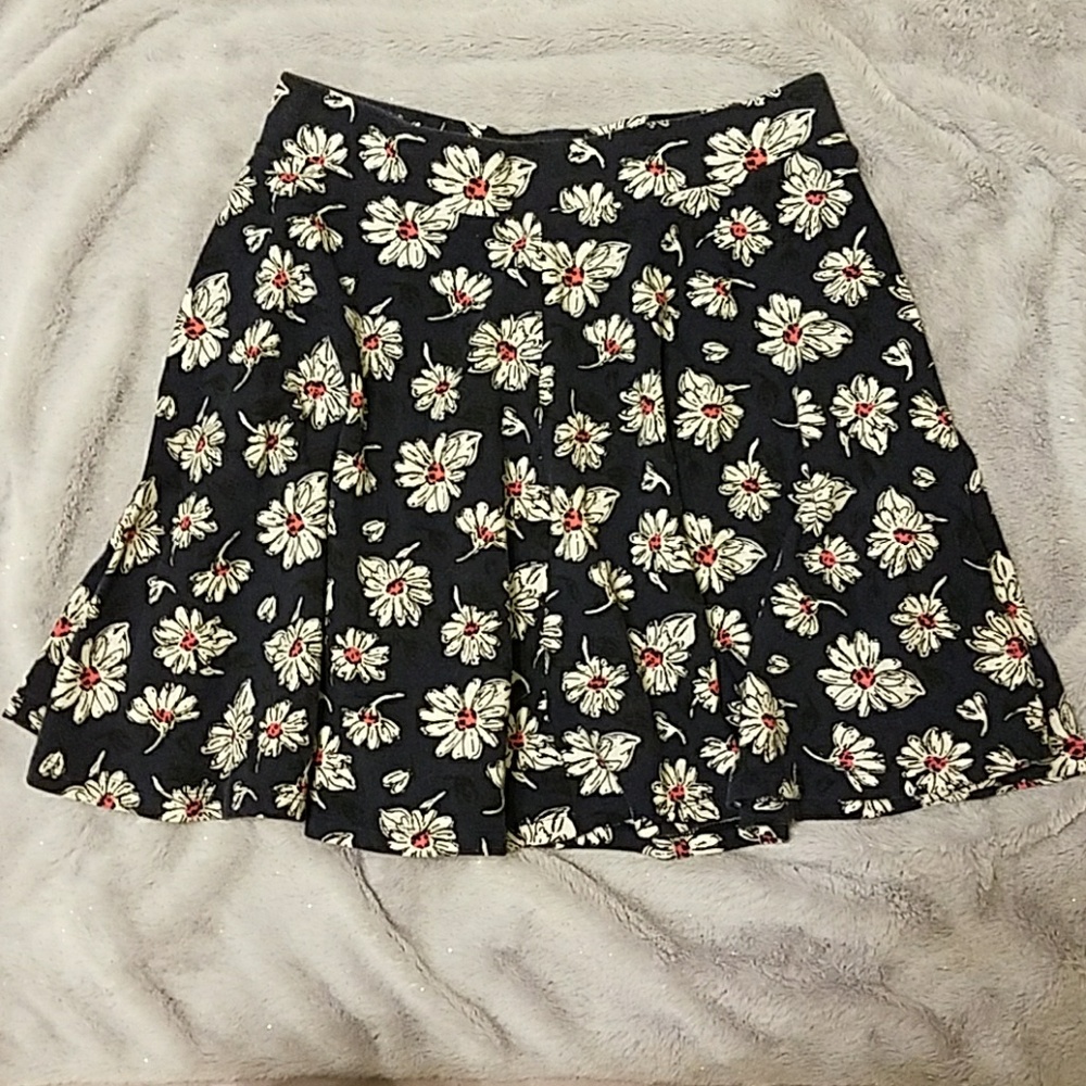 **SOLD** NWOT daisies skirt