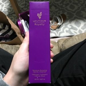 Moisture boosting gentle cleanser