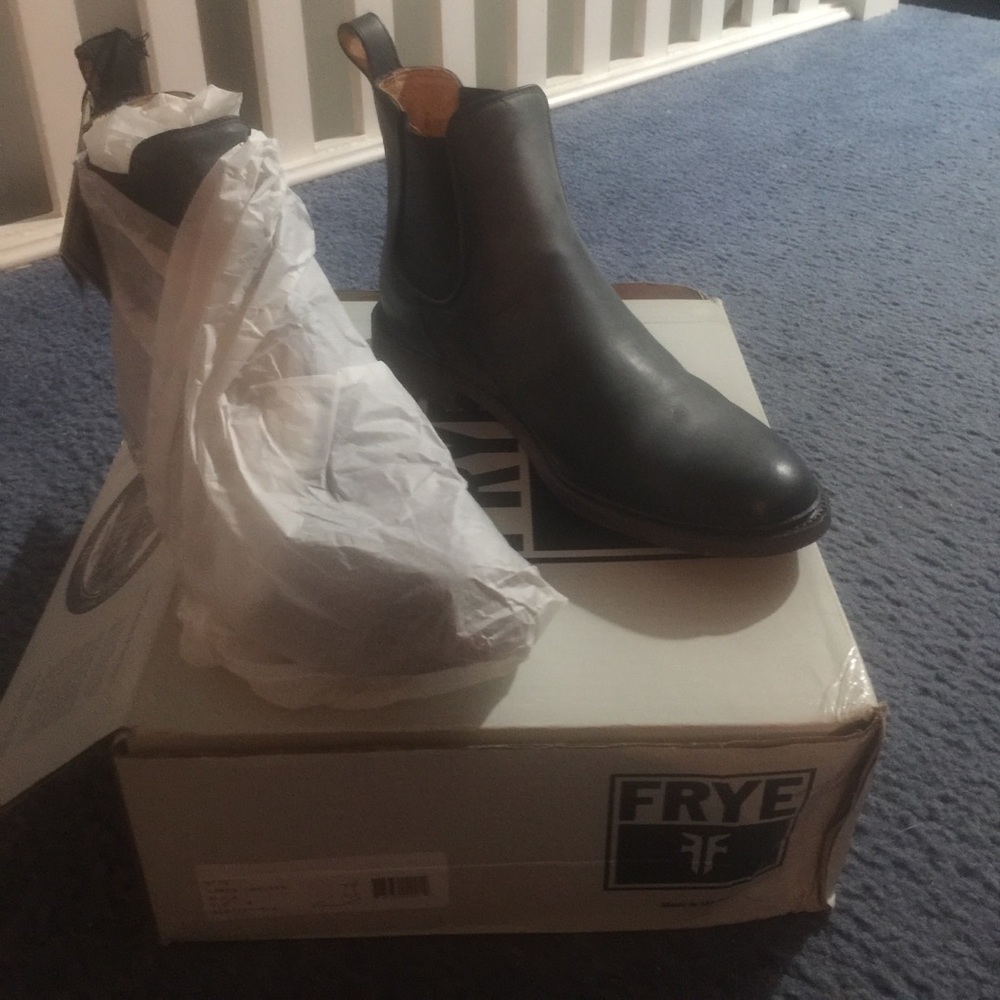 Frye James Chelsea boots size 9.5  Black