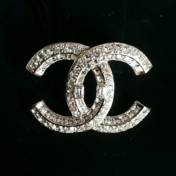 Oooh la la! 2017 authentic Chanel Strauss brooch - Picture 2 of 3