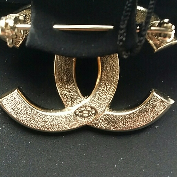 Oooh la la! 2017 authentic Chanel Strauss brooch - Picture 3 of 3