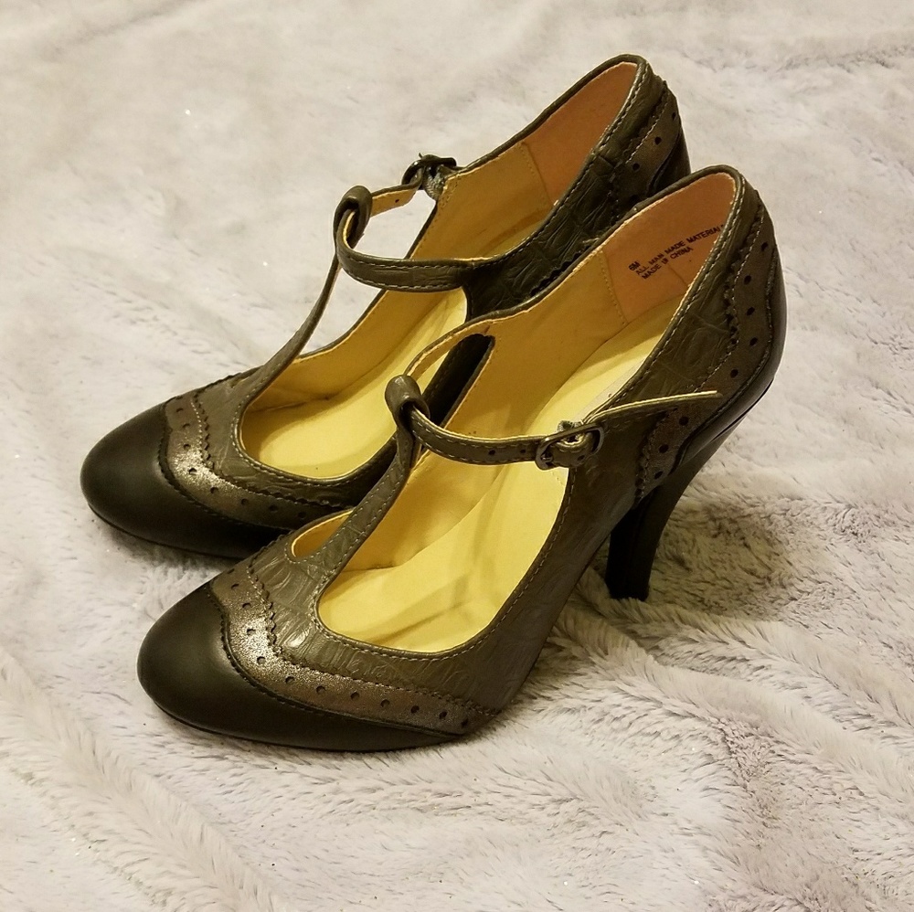 **SOLD** NWOT gorgeous Vintage style t-strap heels
