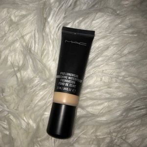 Mac Pro long wear foundation