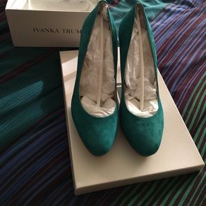 Ivanka Trump turquoise pumps