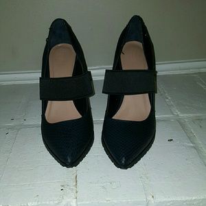 Simply Vera Wang Pumps (Navy and Black) size 10