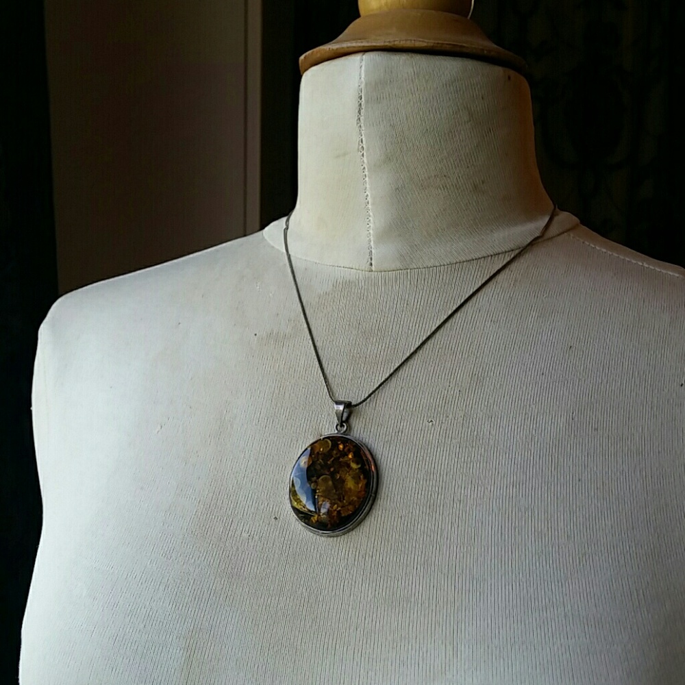 Amber flecked pendant necklace