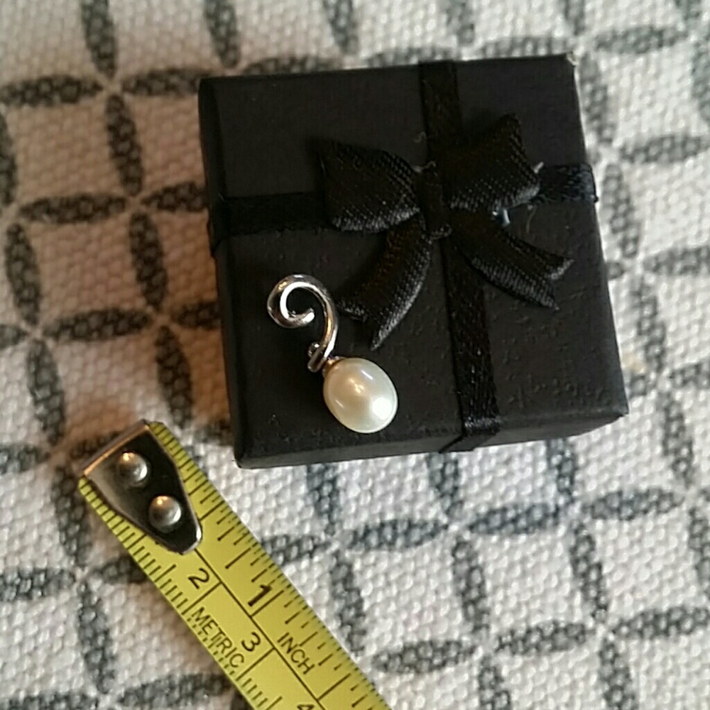 Genuine freshwater pearl pendant in silver