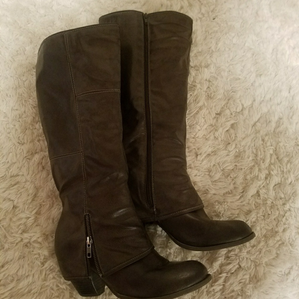 Women's size 11 brown heel boots.