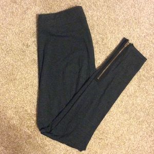 Trendy dark grey leggings with side zipper