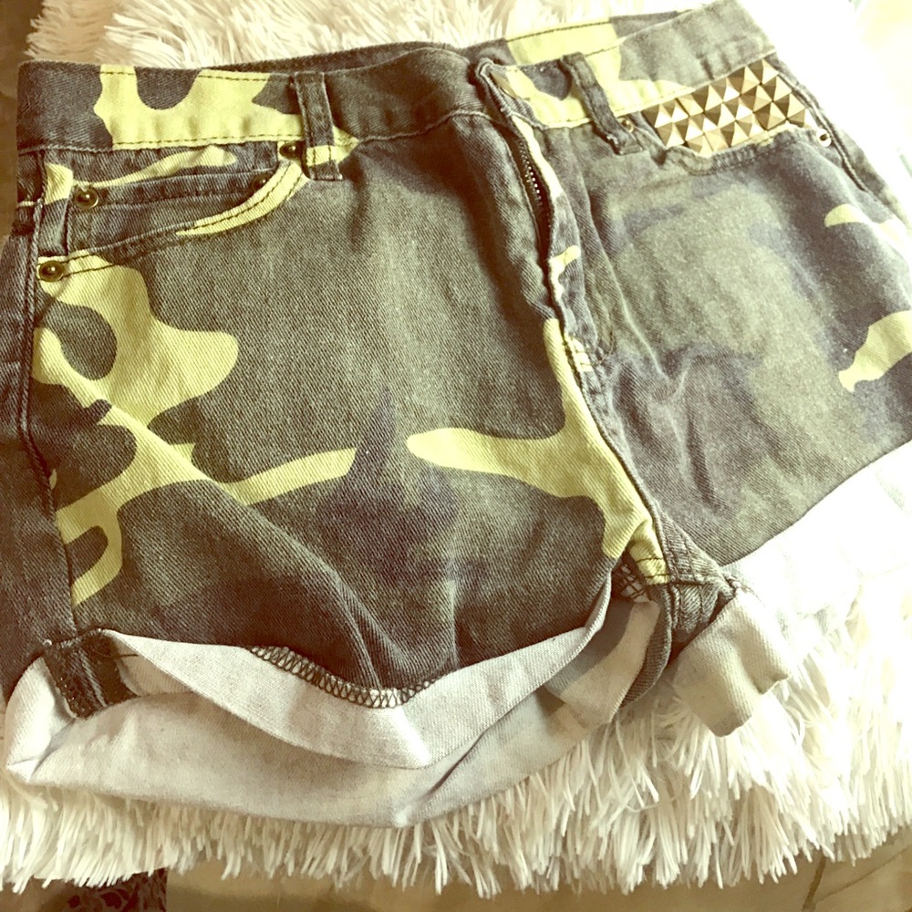 Mid rise camo shorts