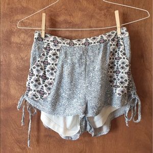 Size Small Linen Shorts w Drawstring Sides