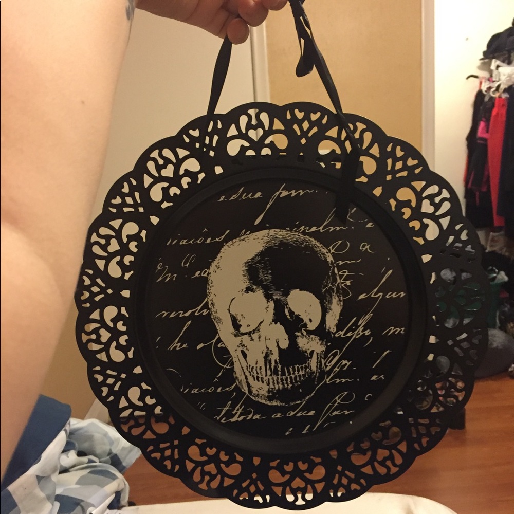 Decorative skull plate that hangs