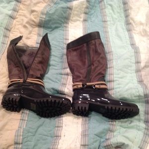 Fur lined rain boots by Reneeze