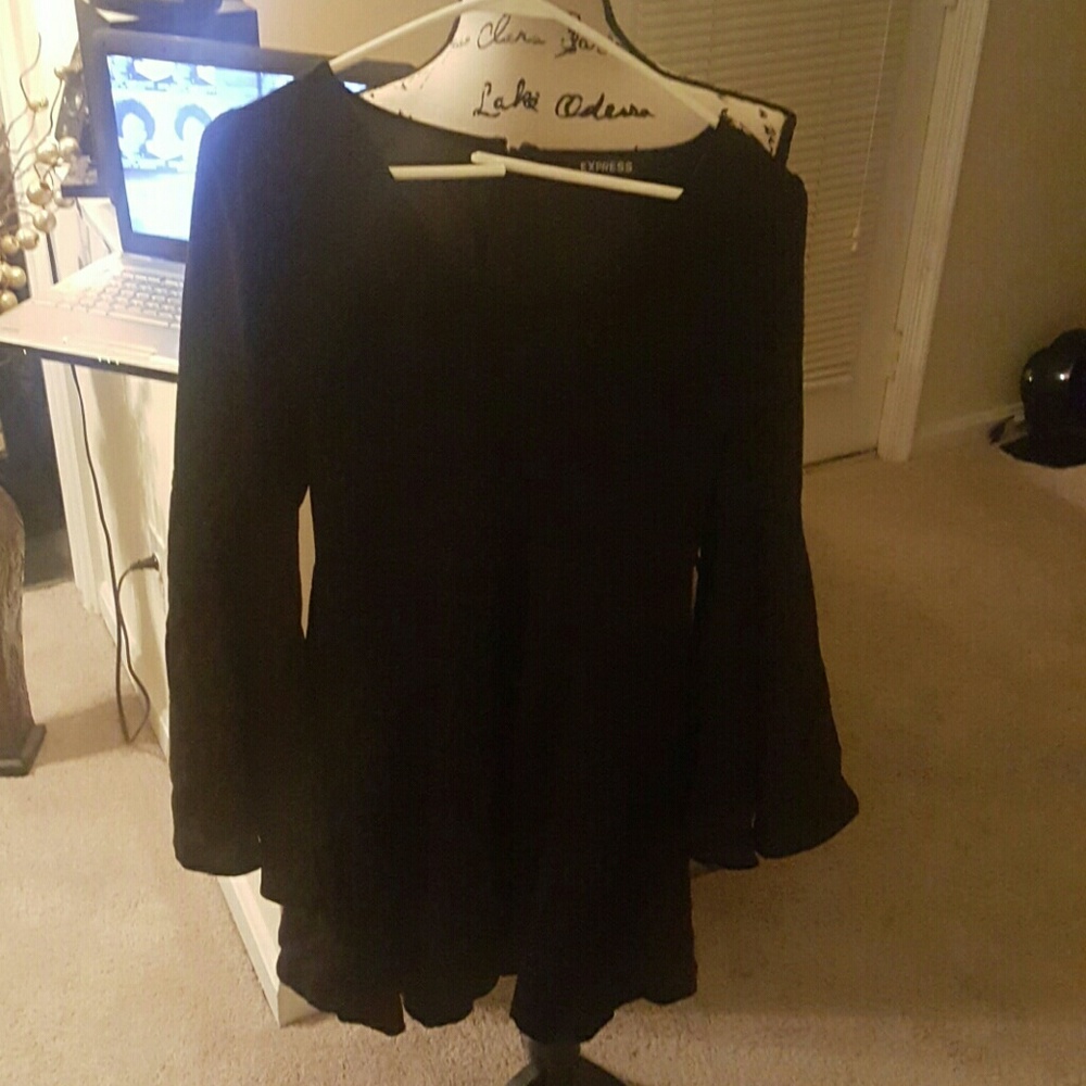 Bell sleeve V neck dress