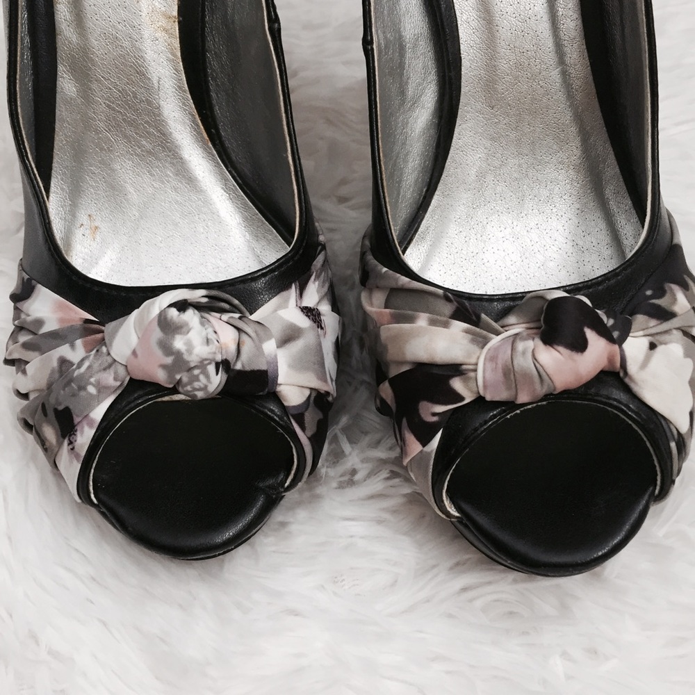 💥4/$25💥 Cute Black Heels with Knot Accent - Picture 2 of 8