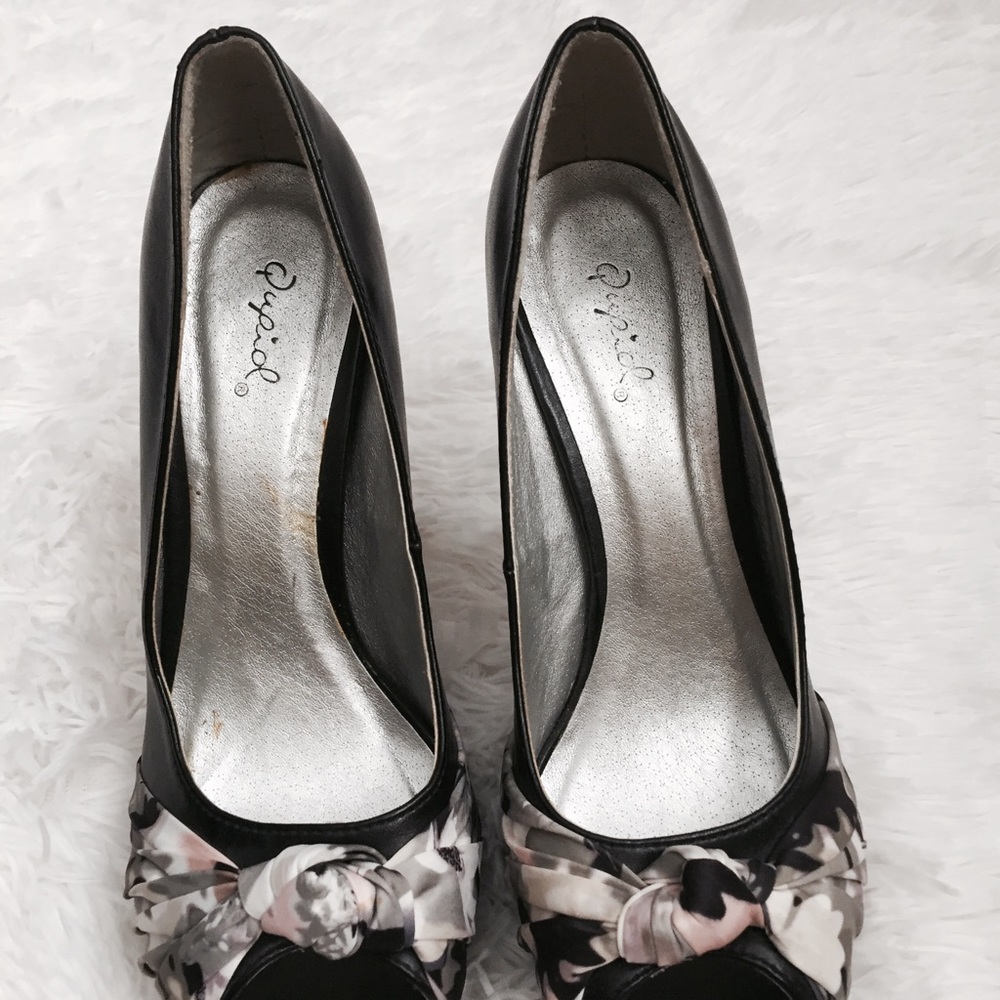 💥4/$25💥 Cute Black Heels with Knot Accent - Picture 3 of 8