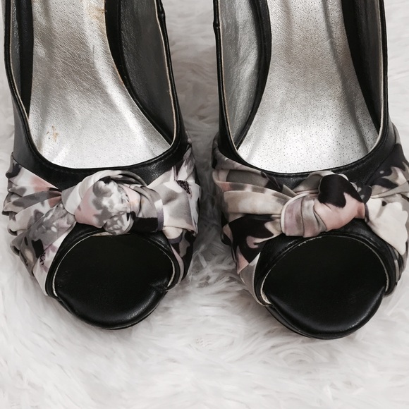 💥4/$25💥 Cute Black Heels with Knot Accent - Picture 2 of 8