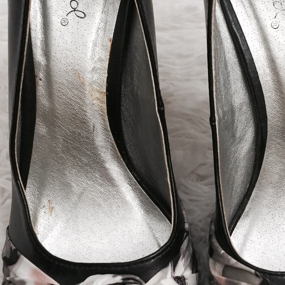 💥4/$25💥 Cute Black Heels with Knot Accent - Picture 4 of 8