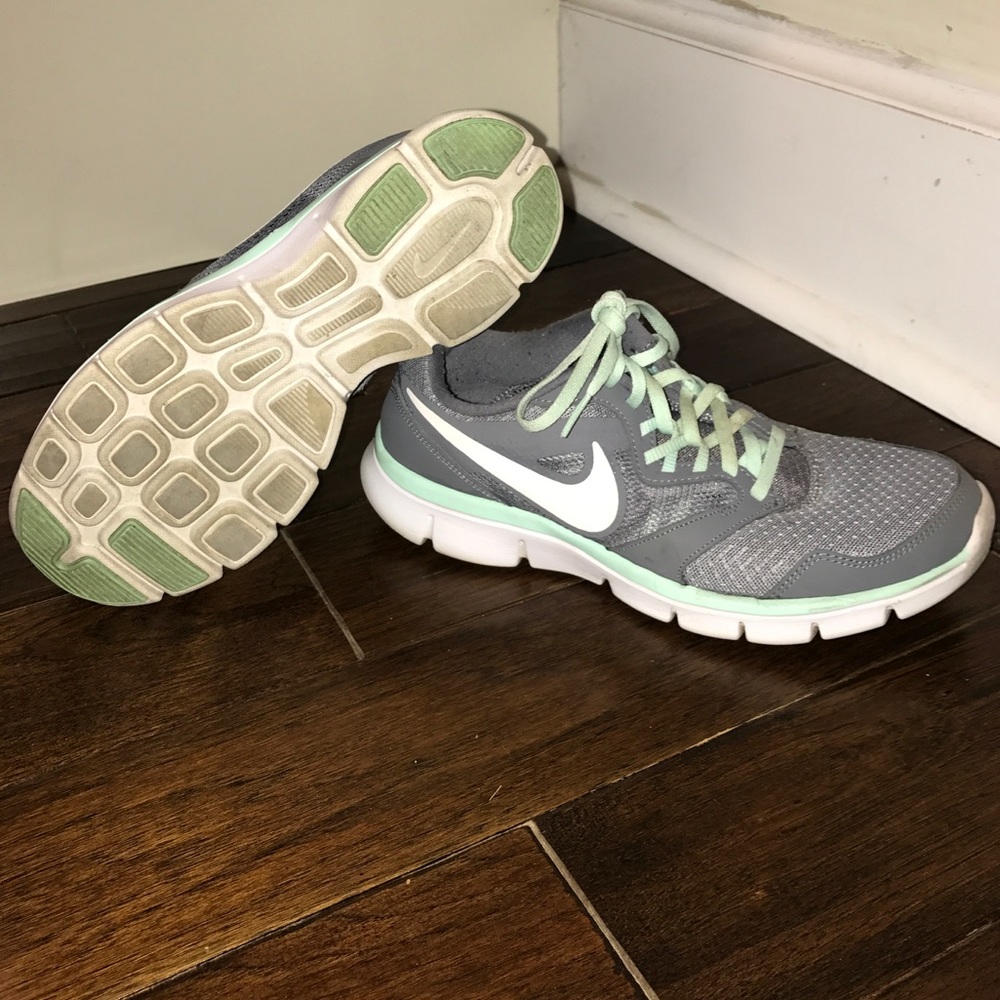 Women's Size 8 Nike Tennis Shoes