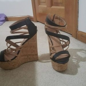 Black and tan strapped wedges