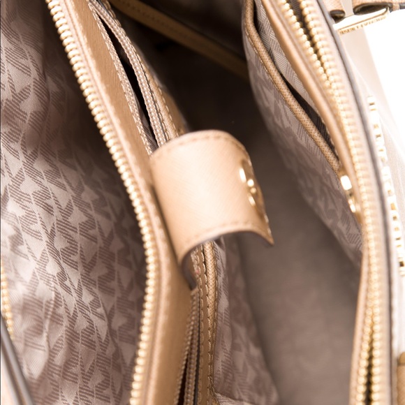 ❌SOLD❌Michael Kors Double Zip Jet Set LARGE - Picture 3 of 4