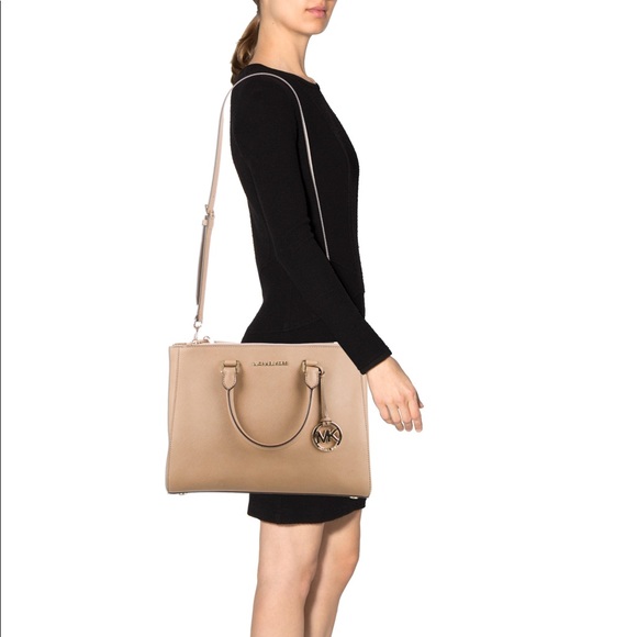 ❌SOLD❌Michael Kors Double Zip Jet Set LARGE - Picture 4 of 4