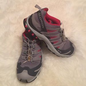 EUC Salmon Trail Shoes sz9