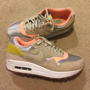 Nike women's Air Max 90's 7.5