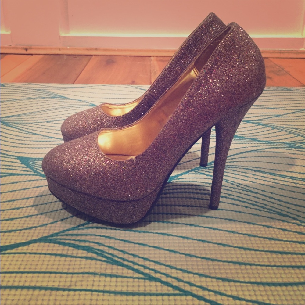 Sparkly size 7 heels