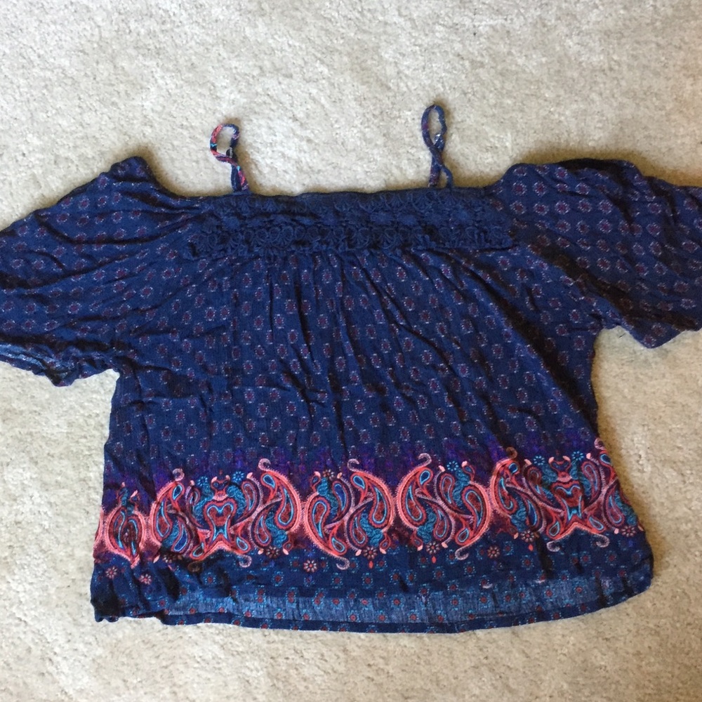 Off shoulder top w trippy pattern