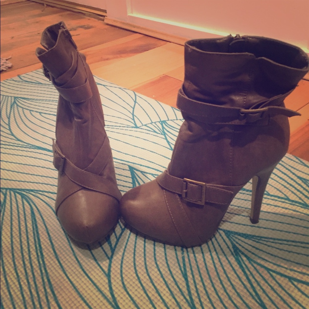 Heeled booties strappy zip up size 7