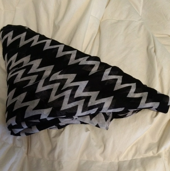 Zig-Zag Infinity Scarf - Picture 2 of 3